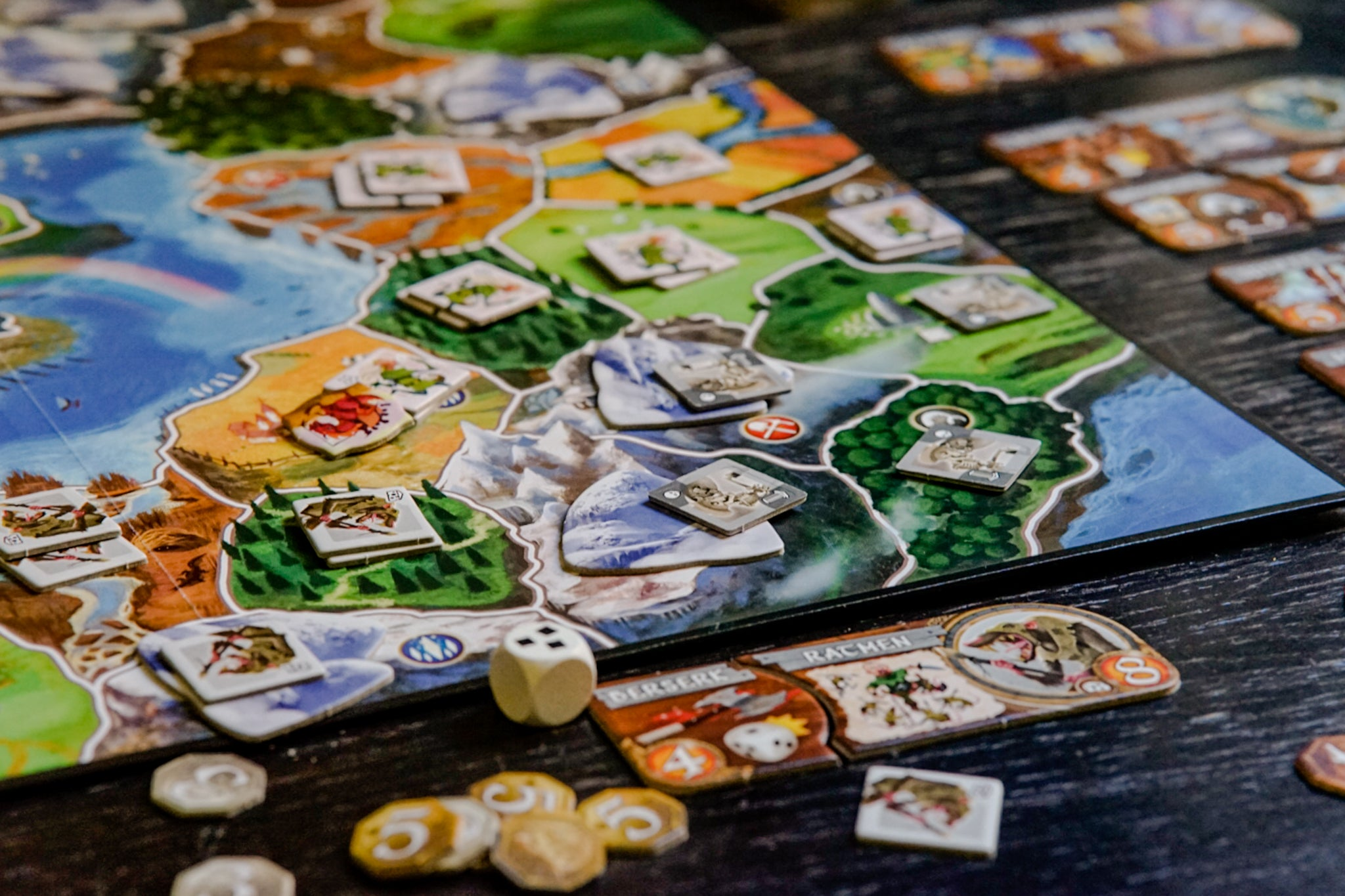 Компания друзей с улыбками играет в настольную игру